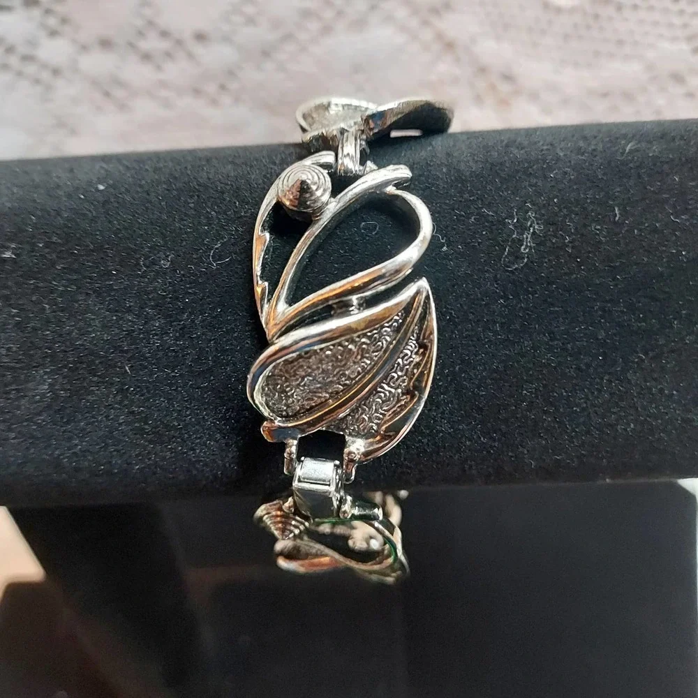 Sarah‎ Coventry Silver Tone Leaf Bracelet
